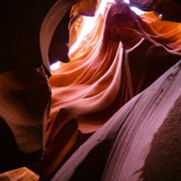 Antelope Canyon erstrahlt in vollem Glanz: Aufgenommen mit einem Weitwinkelobjektiv direkt vor dieser atemberaubenden Sehenswürdigkeit in Lake Powell