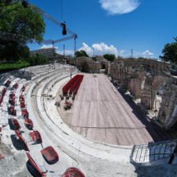 Antikes Theater Nessebar erstrahlt in vollem Glanz: Aufgenommen mit einem Weitwinkelobjektiv direkt vor dieser atemberaubenden Sehenswürdigkeit in Nessebar