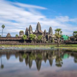 Angkor Wat erstrahlt in vollem Glanz: Aufgenommen mit einem Weitwinkelobjektiv direkt vor dieser atemberaubenden Sehenswürdigkeit in Kambodscha