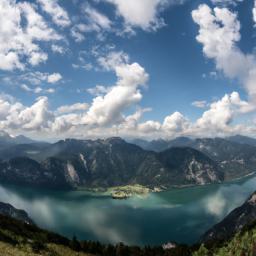 Achensee erstrahlt in vollem Glanz: Aufgenommen mit einem Weitwinkelobjektiv direkt vor dieser atemberaubenden Sehenswürdigkeit in Achensee