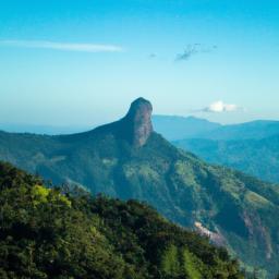 Adam's Peak erstrahlt in vollem Glanz: Aufgenommen mit einem Weitwinkelobjektiv direkt vor dieser atemberaubenden Sehenswürdigkeit in Sri Lanka