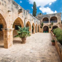 Agia Napa Monastery erstrahlt in vollem Glanz: Aufgenommen mit einem Weitwinkelobjektiv direkt vor dieser atemberaubenden Sehenswürdigkeit in Zypern