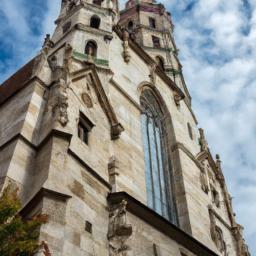 Alte Kirche von St. Stephan erstrahlt in vollem Glanz: Aufgenommen mit einem Weitwinkelobjektiv direkt vor dieser atemberaubenden Sehenswürdigkeit in Nessebar