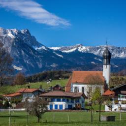 Altes Widum Achenkirch erstrahlt in vollem Glanz: Aufgenommen mit einem Weitwinkelobjektiv direkt vor dieser atemberaubenden Sehenswürdigkeit in Achensee