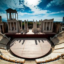 Altes Theater, Plovdiv erstrahlt in vollem Glanz: Aufgenommen mit einem Weitwinkelobjektiv direkt vor dieser atemberaubenden Sehenswürdigkeit in Bulgarien