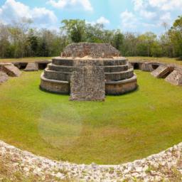 Altun Ha erstrahlt in vollem Glanz: Aufgenommen mit einem Weitwinkelobjektiv direkt vor dieser atemberaubenden Sehenswürdigkeit in Belize