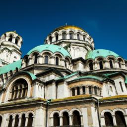 Alexander Nevsky Cathedral, Sofia erstrahlt in vollem Glanz: Aufgenommen mit einem Weitwinkelobjektiv direkt vor dieser atemberaubenden Sehenswürdigkeit in Sofia