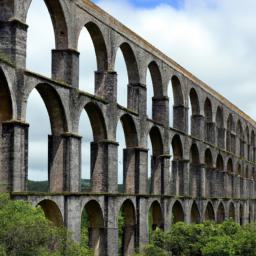 Aqueduto de São Sebastião erstrahlt in vollem Glanz: Aufgenommen mit einem Weitwinkelobjektiv direkt vor dieser atemberaubenden Sehenswürdigkeit in Coimbra