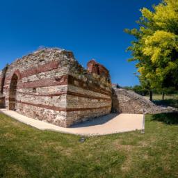 Archäologisches Museum Nessebar erstrahlt in vollem Glanz: Aufgenommen mit einem Weitwinkelobjektiv direkt vor dieser atemberaubenden Sehenswürdigkeit in Nessebar