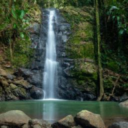 Argyle Waterfall, Tobago erstrahlt in vollem Glanz: Aufgenommen mit einem Weitwinkelobjektiv direkt vor dieser atemberaubenden Sehenswürdigkeit in Trinidad und Tobago