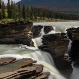 Athabasca Falls erstrahlt in vollem Glanz: Aufgenommen mit einem Weitwinkelobjektiv direkt vor dieser atemberaubenden Sehenswürdigkeit in Jasper