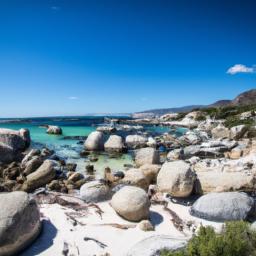 Boulders Beach erstrahlt in vollem Glanz: Aufgenommen mit einem Weitwinkelobjektiv direkt vor dieser atemberaubenden Sehenswürdigkeit in Südafrika