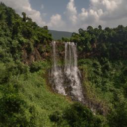 Bolaven Plateau erstrahlt in vollem Glanz: Aufgenommen mit einem Weitwinkelobjektiv direkt vor dieser atemberaubenden Sehenswürdigkeit in Laos