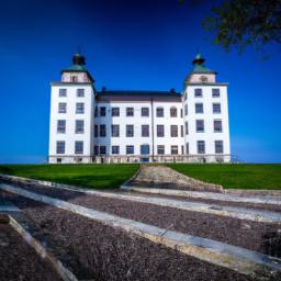 Borgholms Slott erstrahlt in vollem Glanz: Aufgenommen mit einem Weitwinkelobjektiv direkt vor dieser atemberaubenden Sehenswürdigkeit in Öland