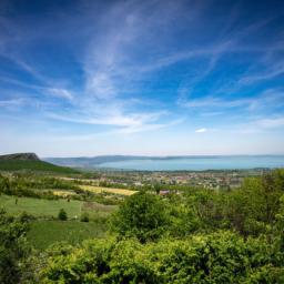 Badacsony Hill erstrahlt in vollem Glanz: Aufgenommen mit einem Weitwinkelobjektiv direkt vor dieser atemberaubenden Sehenswürdigkeit in Balaton