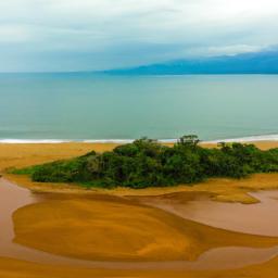 Bahia Ballena erstrahlt in vollem Glanz: Aufgenommen mit einem Weitwinkelobjektiv direkt vor dieser atemberaubenden Sehenswürdigkeit in Uvita