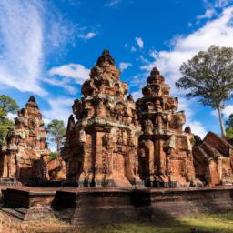 Banteay Srei Tempel erstrahlt in vollem Glanz: Aufgenommen mit einem Weitwinkelobjektiv direkt vor dieser atemberaubenden Sehenswürdigkeit in Kambodscha