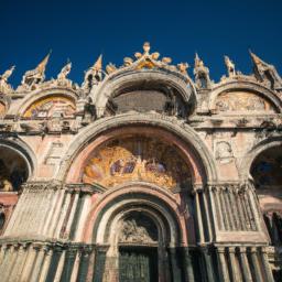 Basilika San Marco, Venedig erstrahlt in vollem Glanz: Aufgenommen mit einem Weitwinkelobjektiv direkt vor dieser atemberaubenden Sehenswürdigkeit in Italien