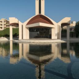 Basra Museum erstrahlt in vollem Glanz: Aufgenommen mit einem Weitwinkelobjektiv direkt vor dieser atemberaubenden Sehenswürdigkeit in Irak