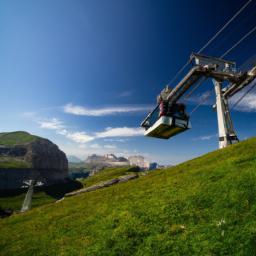 Bergbahn Malbun erstrahlt in vollem Glanz: Aufgenommen mit einem Weitwinkelobjektiv direkt vor dieser atemberaubenden Sehenswürdigkeit in Malbun