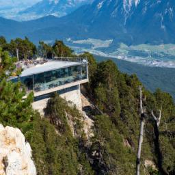 Bergrestaurant Sareis erstrahlt in vollem Glanz: Aufgenommen mit einem Weitwinkelobjektiv direkt vor dieser atemberaubenden Sehenswürdigkeit in Triesenberg