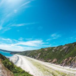 Big Beach erstrahlt in vollem Glanz: Aufgenommen mit einem Weitwinkelobjektiv direkt vor dieser atemberaubenden Sehenswürdigkeit in Ucluelet