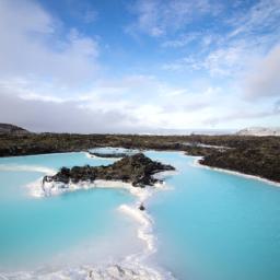 Blue Lagoon erstrahlt in vollem Glanz: Aufgenommen mit einem Weitwinkelobjektiv direkt vor dieser atemberaubenden Sehenswürdigkeit in Jamaika