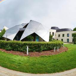 Brukenthal Nationalmuseum erstrahlt in vollem Glanz: Aufgenommen mit einem Weitwinkelobjektiv direkt vor dieser atemberaubenden Sehenswürdigkeit in Sibiu