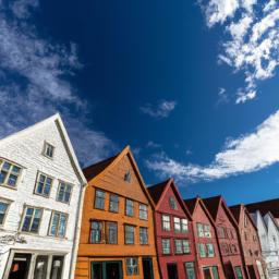 Bryggen Hanseviertel in Bergen erstrahlt in vollem Glanz: Aufgenommen mit einem Weitwinkelobjektiv direkt vor dieser atemberaubenden Sehenswürdigkeit in Norwegen