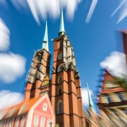 Breslauer Dom erstrahlt in vollem Glanz: Aufgenommen mit einem Weitwinkelobjektiv direkt vor dieser atemberaubenden Sehenswürdigkeit in Polen