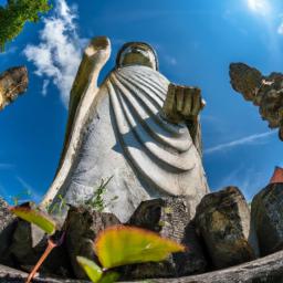 Buddha Park erstrahlt in vollem Glanz: Aufgenommen mit einem Weitwinkelobjektiv direkt vor dieser atemberaubenden Sehenswürdigkeit in Laos