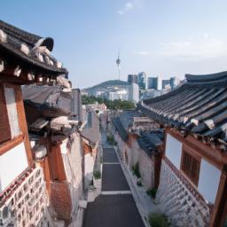 Bukchon Hanok Village, Seoul erstrahlt in vollem Glanz: Aufgenommen mit einem Weitwinkelobjektiv direkt vor dieser atemberaubenden Sehenswürdigkeit in Südkorea