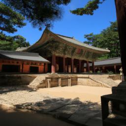 Bulguksa Temple, Gyeongju erstrahlt in vollem Glanz: Aufgenommen mit einem Weitwinkelobjektiv direkt vor dieser atemberaubenden Sehenswürdigkeit in Südkorea