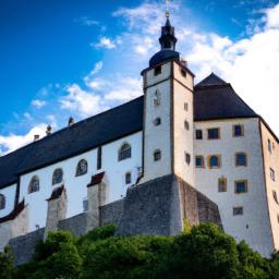 Burg Forchtenstein erstrahlt in vollem Glanz: Aufgenommen mit einem Weitwinkelobjektiv direkt vor dieser atemberaubenden Sehenswürdigkeit in Burgenland