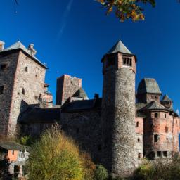 Burg Gutenberg erstrahlt in vollem Glanz: Aufgenommen mit einem Weitwinkelobjektiv direkt vor dieser atemberaubenden Sehenswürdigkeit in Malbun