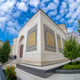 Byzantinisches Museum erstrahlt in vollem Glanz: Aufgenommen mit einem Weitwinkelobjektiv direkt vor dieser atemberaubenden Sehenswürdigkeit in Nikosia