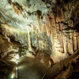 Bärenhöhle erstrahlt in vollem Glanz: Aufgenommen mit einem Weitwinkelobjektiv direkt vor dieser atemberaubenden Sehenswürdigkeit in Rumänien