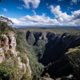 God's Window erstrahlt in vollem Glanz: Aufgenommen mit einem Weitwinkelobjektiv direkt vor dieser atemberaubenden Sehenswürdigkeit in Südafrika