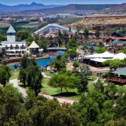 Gold Reef City erstrahlt in vollem Glanz: Aufgenommen mit einem Weitwinkelobjektiv direkt vor dieser atemberaubenden Sehenswürdigkeit in Südafrika