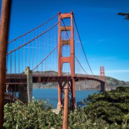 Golden Gate Bridge erstrahlt in vollem Glanz: Aufgenommen mit einem Weitwinkelobjektiv direkt vor dieser atemberaubenden Sehenswürdigkeit in Westküste