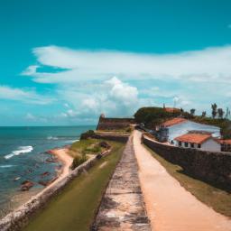 Galle Fort erstrahlt in vollem Glanz: Aufgenommen mit einem Weitwinkelobjektiv direkt vor dieser atemberaubenden Sehenswürdigkeit in Sri Lanka