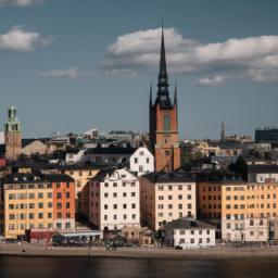 Gamla Stan erstrahlt in vollem Glanz: Aufgenommen mit einem Weitwinkelobjektiv direkt vor dieser atemberaubenden Sehenswürdigkeit in Schweden