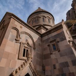 Geghard-Kloster erstrahlt in vollem Glanz: Aufgenommen mit einem Weitwinkelobjektiv direkt vor dieser atemberaubenden Sehenswürdigkeit in Armenien