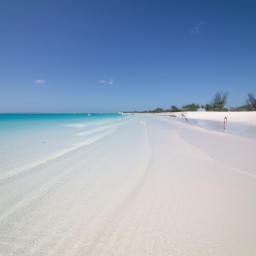 Grace Bay Beach erstrahlt in vollem Glanz: Aufgenommen mit einem Weitwinkelobjektiv direkt vor dieser atemberaubenden Sehenswürdigkeit in Turks- und Caicosinseln