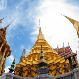 Grand Palace Bangkok erstrahlt in vollem Glanz: Aufgenommen mit einem Weitwinkelobjektiv direkt vor dieser atemberaubenden Sehenswürdigkeit in Thailand