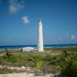 Grand Turk Lighthouse erstrahlt in vollem Glanz: Aufgenommen mit einem Weitwinkelobjektiv direkt vor dieser atemberaubenden Sehenswürdigkeit in Turks- und Caicosinseln