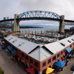 Granville Island Public Market erstrahlt in vollem Glanz: Aufgenommen mit einem Weitwinkelobjektiv direkt vor dieser atemberaubenden Sehenswürdigkeit in Vancouver