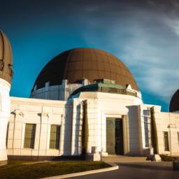 Griffith Observatory erstrahlt in vollem Glanz: Aufgenommen mit einem Weitwinkelobjektiv direkt vor dieser atemberaubenden Sehenswürdigkeit in Westküste