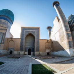 Gur-Emir-Mausoleum, Samarkand erstrahlt in vollem Glanz: Aufgenommen mit einem Weitwinkelobjektiv direkt vor dieser atemberaubenden Sehenswürdigkeit in Usbekistan