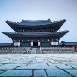 Gyeongbokgung Palace, Seoul erstrahlt in vollem Glanz: Aufgenommen mit einem Weitwinkelobjektiv direkt vor dieser atemberaubenden Sehenswürdigkeit in Südkorea